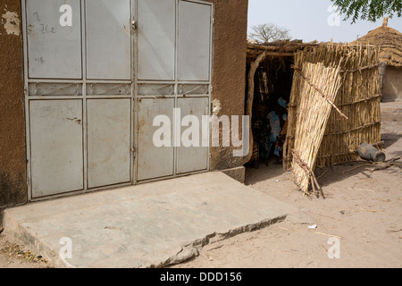 Aula per adulti le classi di alfabetizzazione, fatta di steli di miglio, Santhiou Mboutou Village, Senegal. Un programma di Africare. Foto Stock