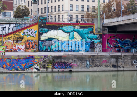 Graffiti o espressione artistica lungo il canale del Danubio Vienna Foto Stock