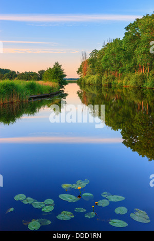 Tramonto nella provincia di Groninga, vicino al piccolo villaggio di Midwolde sul canale di entrare Leekstermeer. Foto Stock