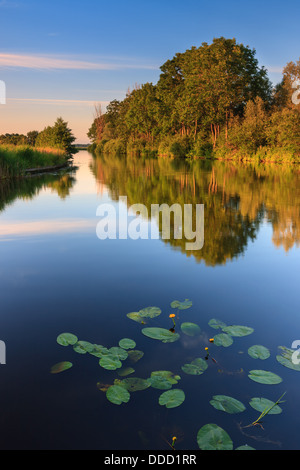 Tramonto nella provincia di Groninga, vicino al piccolo villaggio di Midwolde sul canale di entrare Leekstermeer. Foto Stock
