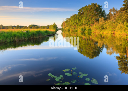 Tramonto nella provincia di Groninga, vicino al piccolo villaggio di Midwolde sul canale di entrare Leekstermeer. Foto Stock