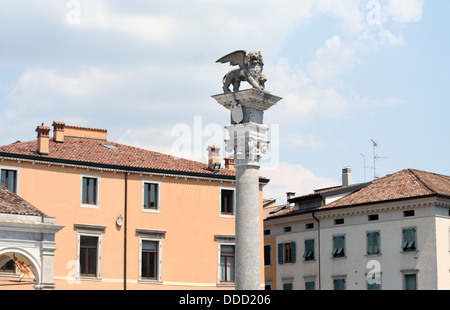 Il pilastro con il leone alato sulla piazza della Liberta a Udine Foto Stock