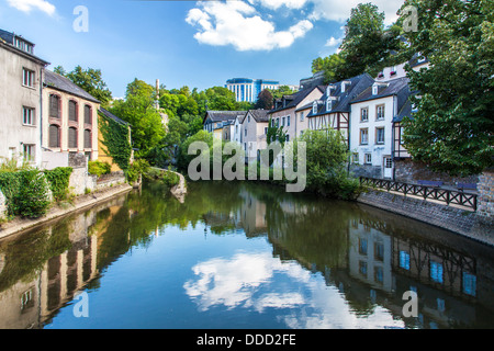 Vista lungo il fiume Alzette nel Grund distretto della città di Lussemburgo. Foto Stock