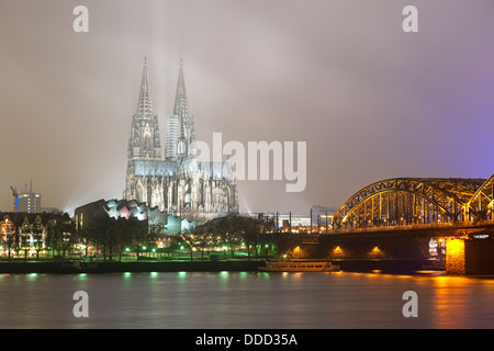 La cattedrale di Colonia di notte Foto Stock