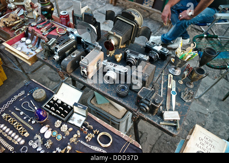 Fotocamere vintage e gioielli sono in vendita presso stand in Havana. Foto Stock