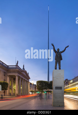 Jim Larkin statua il GPO e la guglia a O'Connell street a Dublino al crepuscolo tramonto con auto e bus lo streaming di luce da Foto Stock