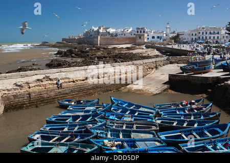 Vista sul porto di pesca ai bastioni e medina Foto Stock