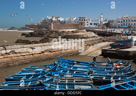 Vista sul porto di pesca ai bastioni e medina Foto Stock