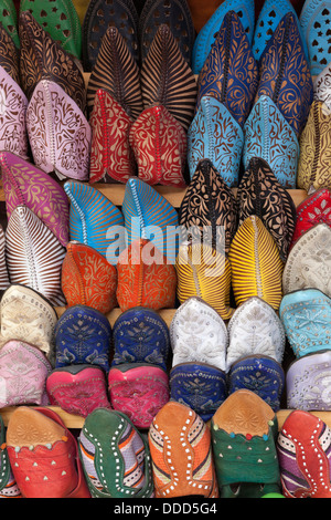 Pantofole marocchino nel souk, Essaouira Costa Atlantica, Marocco, Africa del Nord Foto Stock