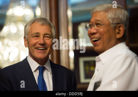 Il Segretario alla difesa degli Stati Uniti Chuck Hagel soddisfa con Filippine la difesa nazionale Segretario Voltaire Gazmine presso il palazzo di Malacanang Agosto 30, 2013 a Manila nelle Filippine. Foto Stock