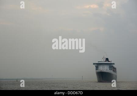 Brundbuettel, Germania. Il 30 agosto, 2013. La lussuosa nave da crociera "Queen Mary 2' della compagnia di navigazione Cunard aziona verso Amburgo attraverso il fiume Elba vicino Brundbuettel, Germania, 30 agosto 2013. Foto: Marcus Brandt © dpa/Alamy Live News Foto Stock