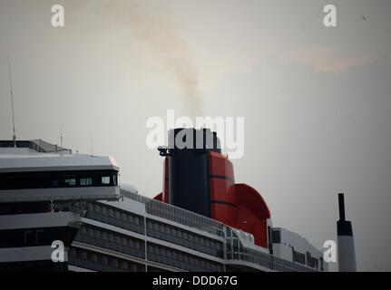 Brundbuettel, Germania. Il 30 agosto, 2013. La lussuosa nave da crociera "Queen Mary 2' della compagnia di navigazione Cunard aziona verso Amburgo attraverso il fiume Elba vicino Brundbuettel, Germania, 30 agosto 2013. Foto: Marcus Brandt © dpa/Alamy Live News Foto Stock