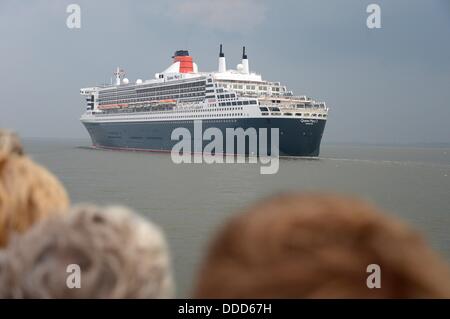 Brundbuettel, Germania. Il 30 agosto, 2013. La lussuosa nave da crociera "Queen Mary 2' della compagnia di navigazione Cunard aziona verso Amburgo attraverso il fiume Elba vicino Brundbuettel, Germania, 30 agosto 2013. Foto: Marcus Brandt © dpa/Alamy Live News Foto Stock