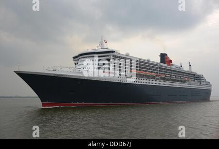 Brundbuettel, Germania. Il 30 agosto, 2013. La lussuosa nave da crociera "Queen Mary 2' della compagnia di navigazione Cunard aziona verso Amburgo attraverso il fiume Elba vicino Brundbuettel, Germania, 30 agosto 2013. Foto: Marcus Brandt © dpa/Alamy Live News Foto Stock