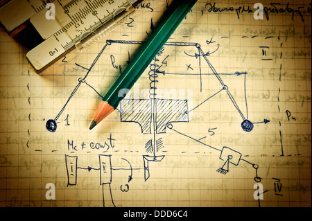 Matita e una slitta regola sulla vecchia pagina con i calcoli di meccanica Foto Stock