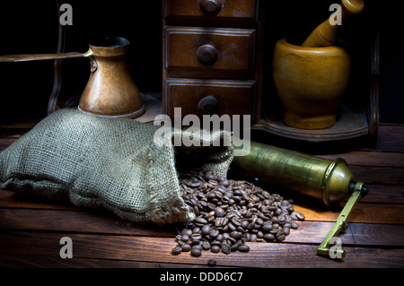 Vintage macinino da caffè e cezve con chicchi di caffè tostati Foto Stock