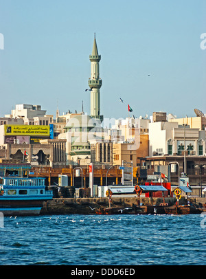 Dubai, UAE-novembre 18: nave nel porto detto il 18 novembre 2012 in Dubai, EAU. Il più antico porto commerciale di Dubai Foto Stock