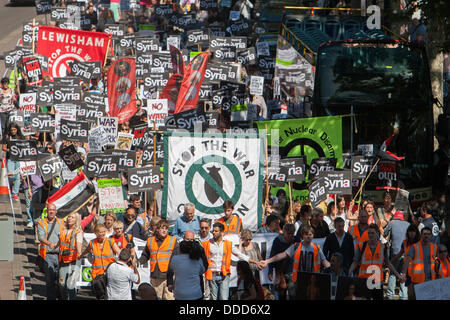 Londra, Regno Unito. 31 Ago, 2013.Facendo ci modo lungo il Victoria Embankment, circa mille persone che prendono parte a una manifestazione nazionale da arrestare la coalizione bellica che chiedeva di non attaccare sulla Siria. Londra REGNO UNITO 31 agosto 2013 Credit: martyn wheatley/Alamy Live News Foto Stock