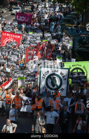 Londra, Regno Unito. 31 Ago, 2013.Facendo ci modo lungo il Victoria Embankment, circa mille persone che prendono parte a una manifestazione nazionale da arrestare la coalizione bellica che chiedeva di non attaccare sulla Siria. Londra REGNO UNITO 31 agosto 2013 Credit: martyn wheatley/Alamy Live News Foto Stock