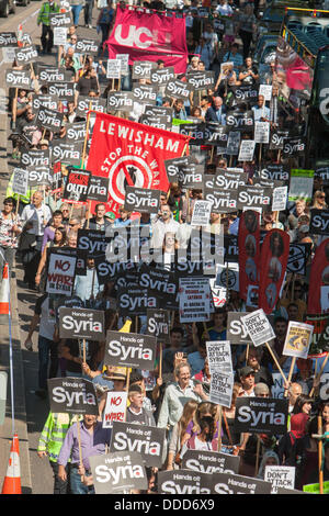 Londra, Regno Unito. 31 Ago, 2013.Facendo ci modo lungo il Victoria Embankment, circa mille persone che prendono parte a una manifestazione nazionale da arrestare la coalizione bellica che chiedeva di non attaccare sulla Siria. Londra REGNO UNITO 31 agosto 2013 Credit: martyn wheatley/Alamy Live News Foto Stock