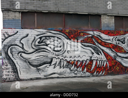 Graffiti sul vuoto edifici per uffici, Superiore Parlamento Street, Liverpool, Merseyside North West England, Regno Unito Foto Stock