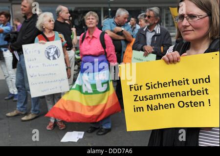 Kassel, Germania. 31 Agosto, 2013. Persone dimostrare per la pace e contro la guerra con i manifesti e gli striscioni prima del mondo tedesco della Giornata della Pace (01 settembre) a Kassel in Germania, 31 agosto 2013. Un centinaio di manifestanti che protestavano contro l armamento, la guerra e le esportazioni di armi. Foto: Uwer Zucchi/dpa/Alamy Live News Foto Stock