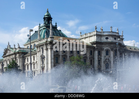 Monaco di Baviera, Fontana a Karlsplatz, Stachus, si affaccia il Palazzo di Giustizia, Baviera, Germania Foto Stock