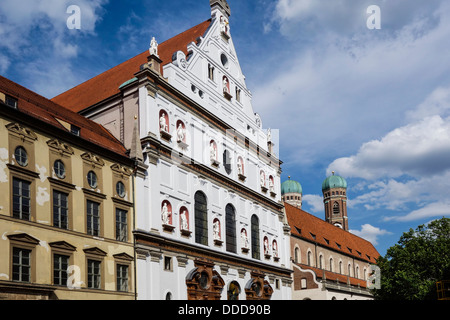 Neuhauserstrasse con la chiesa di St Michael Monaco di Baviera Baviera Germania Europa Foto Stock
