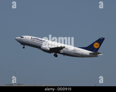 D-ABEK è un aeromobile Boeing 737-330 operato dalla Lufthansa. L’aeromobile, catturato durante il decollo il 21 luglio 2013, dimostra il suo ruolo nelle operazioni di volo a corto e medio raggio della compagnia aerea. Foto Stock
