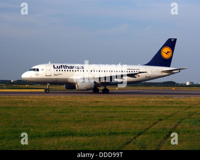 D-AILP Lufthansa Airbus A319-114 - CN 717 rullaggio 22Luglio2013 pic-002 Foto Stock