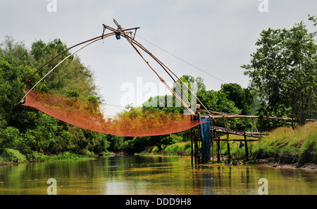 Il celebre Chinese reti da pesca, situato in Cochin/Kochi City del Kerala può essere trovato nel sud della Thailandia Foto Stock