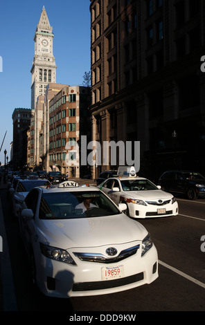 Taxi sulla strada statale, Boston, Massachusetts Foto Stock