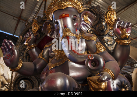 Una grande statua di Lord Ganesh preparato per Ganesh Chaturthi festival in un workshop in Parel area di Mumbai, India. Foto Stock