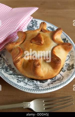 Tradizionale stile British pasticcio di maiale con artigianali di acqua fredda la pasticceria Foto Stock