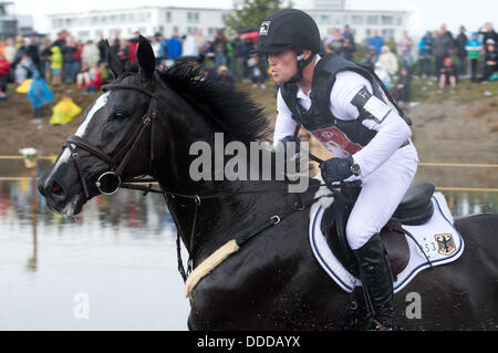 Malmo, Svezia. 31 Agosto, 2013. Eventer tedesco Michael Jung corre sul suo cavallo Halunke durante il cross country di concorrenza a livello europeo Eventing Championships di Malmo, Svezia, 31 agosto 2013. Foto: JOCHEN LUEBKE/dpa/Alamy Live News Foto Stock