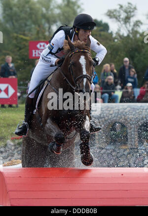 Malmo, Svezia. 31 Agosto, 2013. Eventer tedesco Dirk Schrade corre sul suo cavallo Hop e saltare durante il cross country concorrenza della Comunità Eventing Championships di Malmo, Svezia, 31 agosto 2013. Foto: JOCHEN LUEBKE/dpa/Alamy Live News Foto Stock