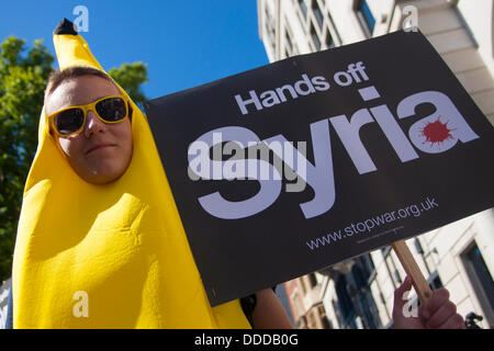 Londra, Regno Unito. 31 Agosto, 2013. Un manifestante vestita come una banana visualizza il suo striscione come migliaia marzo contro di noi e altri paesi occidentali con un intervento militare nel conflitto siriano "seguente linea d' attacchi chimici sui civili. Credito: Paolo Davey/Alamy Live News Foto Stock