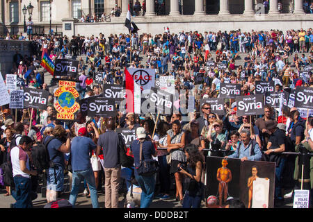 Londra, Regno Unito. 31 Agosto, 2013. Parte del 3000, forte di una folla in Trafalgar Square come migliaia marzo contro di noi e altri paesi occidentali con un intervento militare nel conflitto siriano "seguente linea d' attacchi chimici sui civili. Credito: Paolo Davey/Alamy Live News Foto Stock