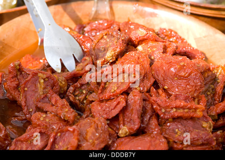Pomodori secchi in una ciotola di bambù Foto Stock