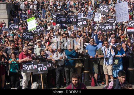 Londra, Regno Unito. 31 Agosto, 2013. Migliaia di anti-guerra di manifestanti ascoltare discorsi in Trafalgar Square dopo aver marciato contro di noi e altri paesi occidentali con un intervento militare nel conflitto siriano "seguente linea d' attacchi chimici sui civili. Credito: Paolo Davey/Alamy Live News Foto Stock