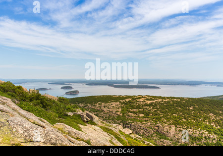 Questa immagine mostra la vista verso Bar Harbor da Cadillac Mountain nel Parco Nazionale di Acadia. Foto Stock