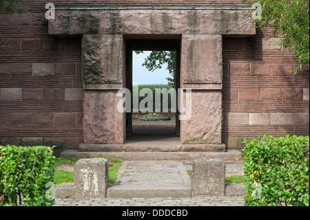 Entrata alla prima guerra mondiale un cimitero militare Deutscher Soldatenfriedhof Langemark / Studentenfriedhof, Fiandre, in Belgio Foto Stock