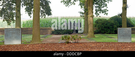 La prima guerra mondiale un cimitero militare Deutscher Soldatenfriedhof Langemark / Studentenfriedhof nella nebbia, Fiandre, in Belgio Foto Stock