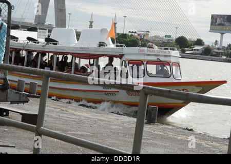 Chao Phraya Express barca servizio di trasporto lungo il Fiume Chao Phraya a Bangkok , Thailandia Foto Stock