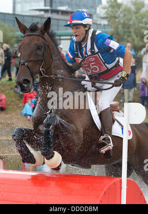 Malmo, Svezia. 31 Agosto, 2013. Eventer francese Nicolas Touzaint corre sul suo cavallo Lesbo durante il cross country concorrenza della Comunità Eventing Championships di Malmo, Svezia, 31 agosto 2013. Foto: JOCHEN LUEBKE/dpa/Alamy Live News Foto Stock