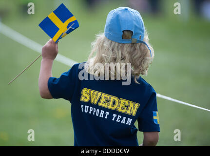 Malmo, Svezia. 31 Agosto, 2013. Una piccola ventola svedese onde con un flag durante il cross country concorrenza della Comunità Eventing Championships di Malmo, Svezia, 31 agosto 2013. Foto: JOCHEN LUEBKE/dpa/Alamy Live News Foto Stock