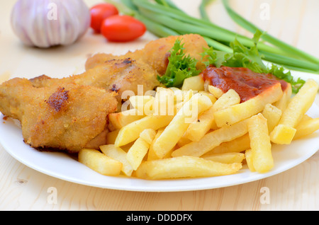 Pollo fritto con patatine fritte sul tavolo Foto Stock