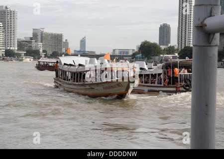 Chao Phraya Express barca servizio di trasporto lungo il Fiume Chao Phraya a Bangkok , Thailandia Foto Stock