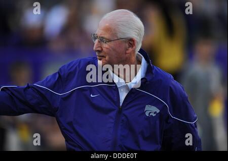 Manhattan Kansas, Stati Uniti d'America. Il 30 agosto, 2013. Agosto 30,2013: Head Coach Bill Snyder onde per la folla prima della NCAA Football gioco tra Nord Dakota State e Kansas membro; a Bill Snyder famiglia Stadium di Manhattan, Kansas. Kendall Shaw/CSM/Alamy Live News Foto Stock