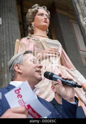 Berlino, Germania. 31 Agosto, 2013. Di Berlino che disciplinano il sindaco Klaus Wowereit (SPD) apre la trentatreesima Lunga notte dei musei con un cosiddetto 'Gegant' dalla Catalogna dietro di lui di fronte all'Altes Museum di Berlino, Germania, 31 agosto 2013. Sotto il motto "Junge Wilde und Alte Meister" ("Giovani quelli selvatici e di vecchi maestri'), 95 case aprono le loro mostre per due notti fino alle 2 del mattino per due giorni. Foto: Florian SCHUH/dpa/Alamy Live News Foto Stock